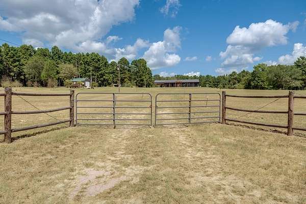 6.45 Acres of Residential Land with Home for Sale in Palestine, Texas