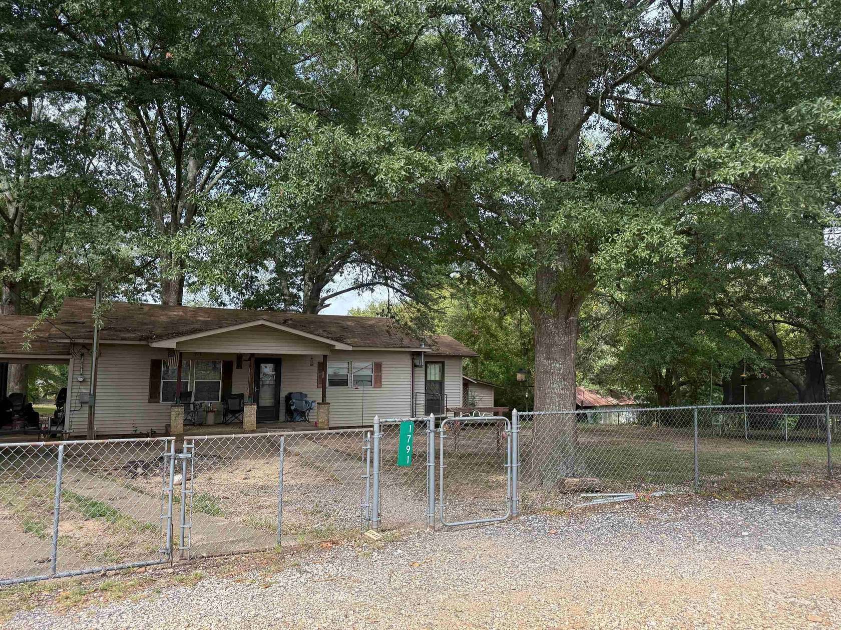 2.52 Acres of Residential Land with Home for Sale in Malvern, Arkansas