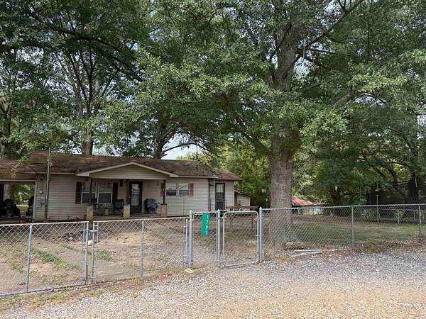 2.52 Acres of Residential Land with Home for Sale in Malvern, Arkansas