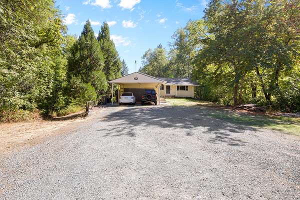 2.85 Acres of Residential Land with Home for Sale in Grants Pass, Oregon