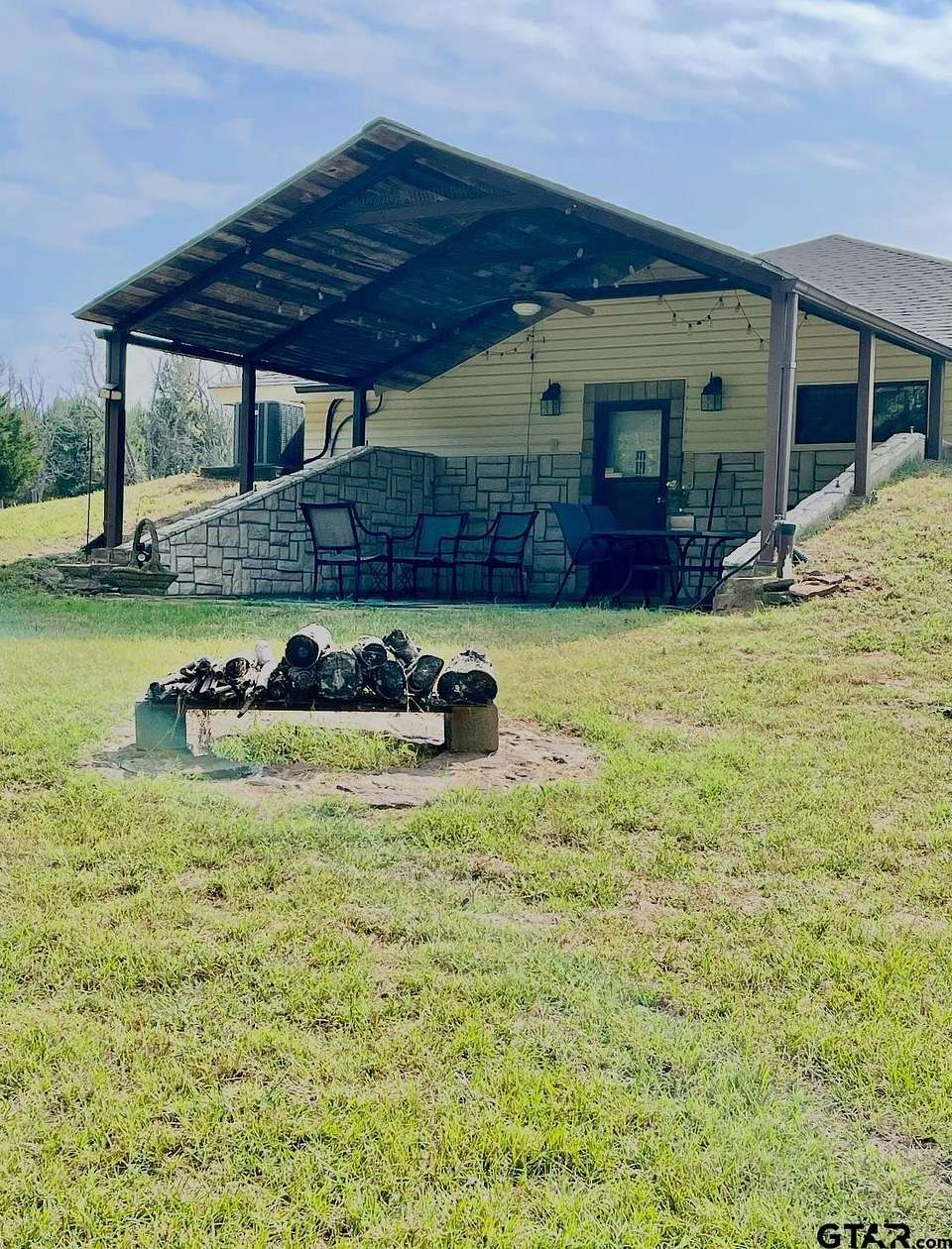 23.4 Acres of Land with Home for Sale in Jacksonville, Texas