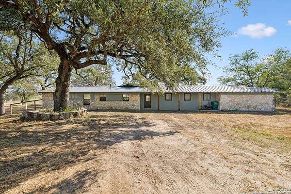 Residential Land with Home for Sale in La Vernia, Texas