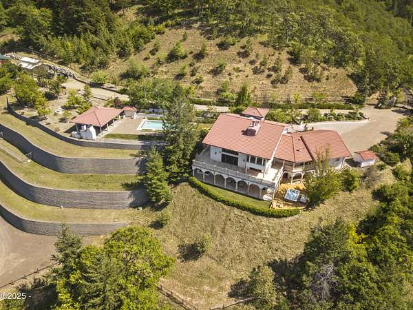 80.6 Acres of Land with Home for Sale in Ashland, Oregon