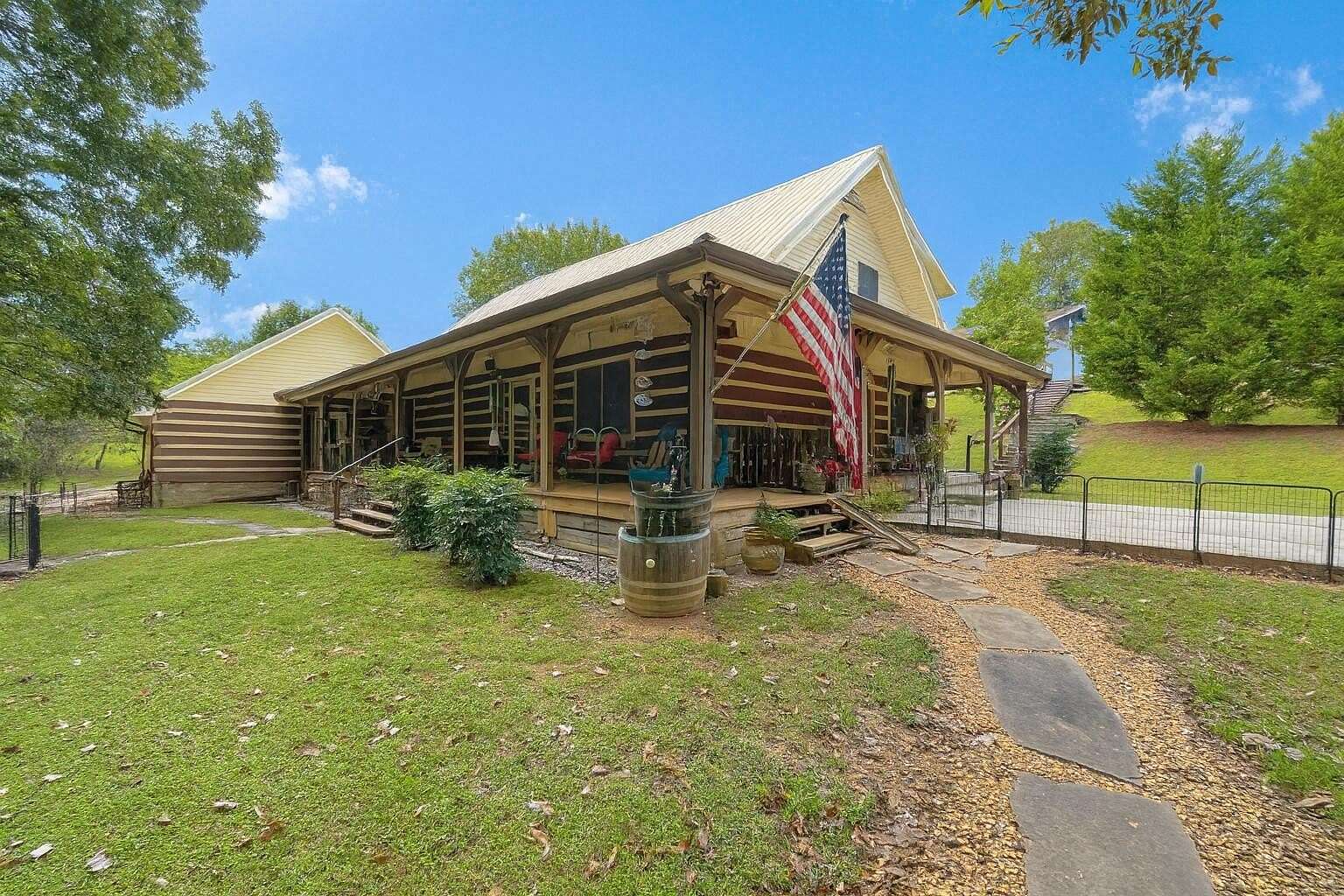 0.95 Acres of Residential Land with Home for Sale in Ten Mile, Tennessee