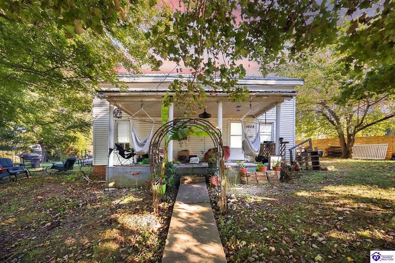 2 Acres of Residential Land with Home for Sale in Munfordville, Kentucky