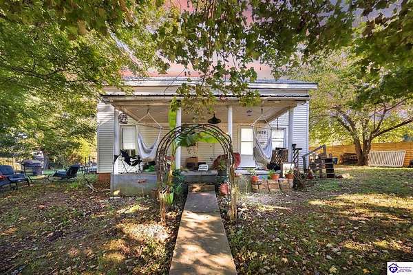 2 Acres of Residential Land with Home for Sale in Munfordville, Kentucky