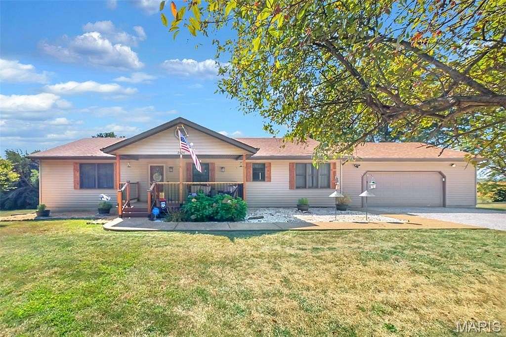 5 Acres of Residential Land with Home for Sale in Waterloo, Illinois