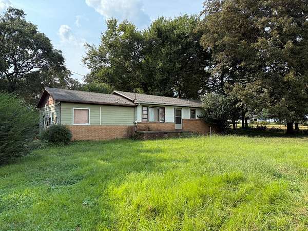 2 Acres of Residential Land with Home for Auction in Bradyville, Tennessee