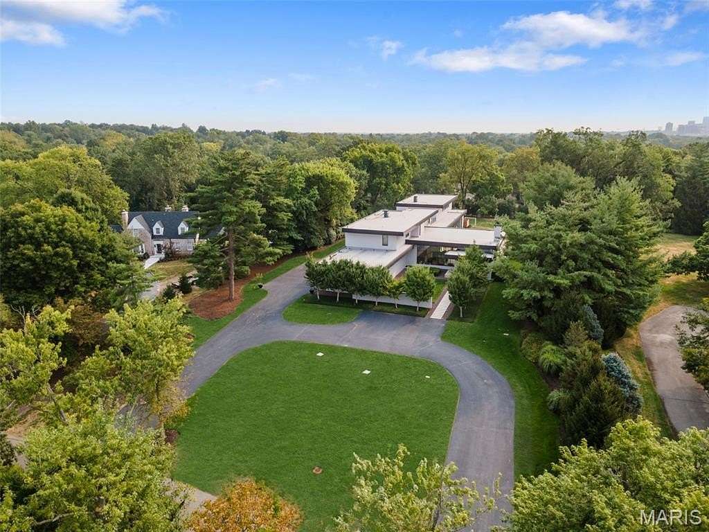 1.86 Acres of Residential Land with Home for Sale in Ladue, Missouri