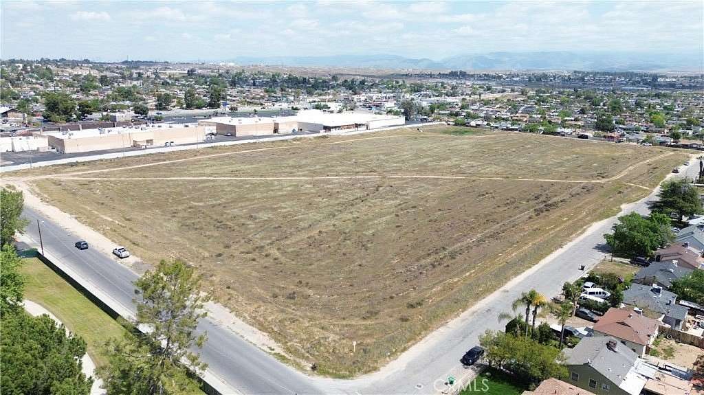 15.2 Acres of Mixed-Use Land for Sale in Bakersfield, California