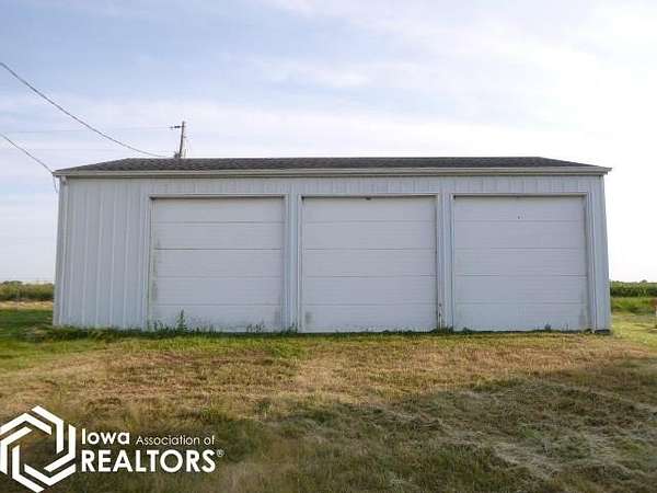 8 Acres of Residential Land with Home for Sale in Donnellson, Iowa