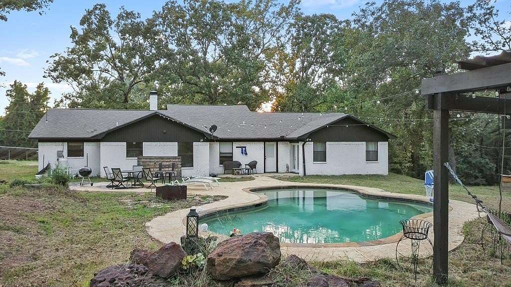 2.36 Acres of Residential Land with Home for Sale in Palestine, Texas