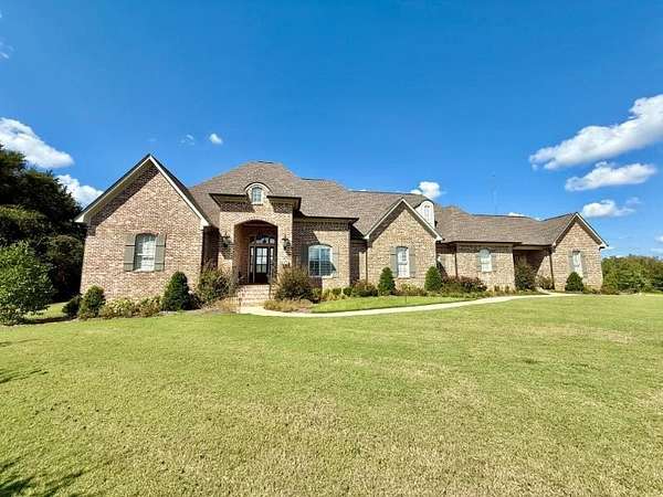 2.3 Acres of Residential Land with Home for Sale in Tupelo, Mississippi