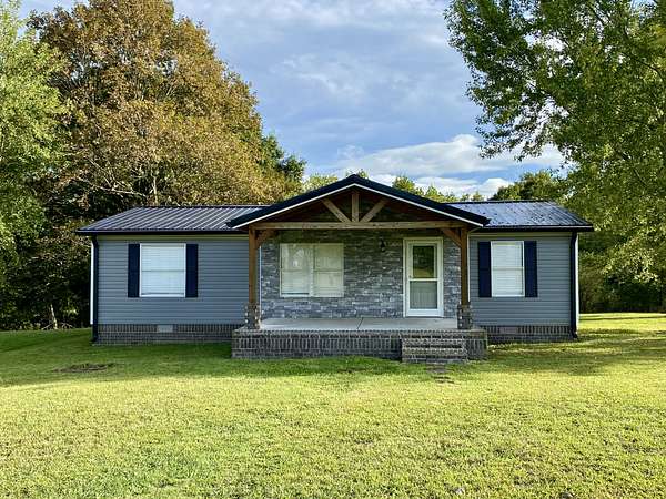 5 Acres of Residential Land with Home for Sale in Westmoreland, Tennessee