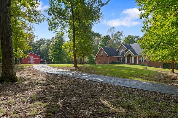 9 Acres of Residential Land with Home for Sale in Springfield, Tennessee