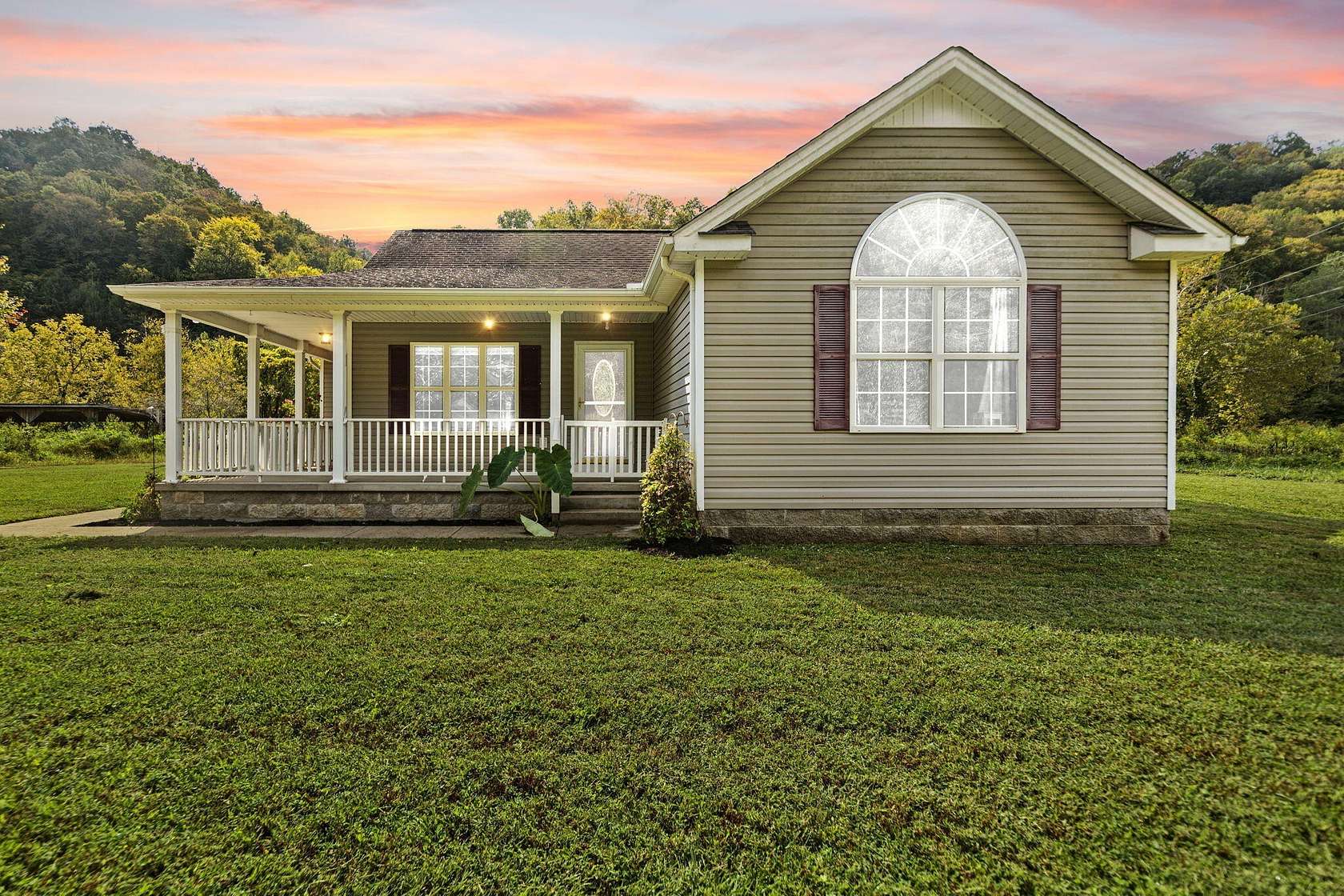 4 Acres of Residential Land with Home for Sale in Oneida, Kentucky