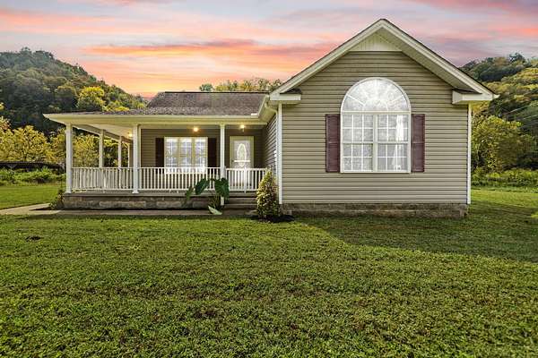 4 Acres of Residential Land with Home for Sale in Oneida, Kentucky