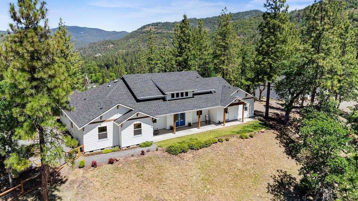 15.3 Acres of Land with Home for Sale in Shady Cove, Oregon