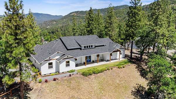 15.3 Acres of Land with Home for Sale in Shady Cove, Oregon