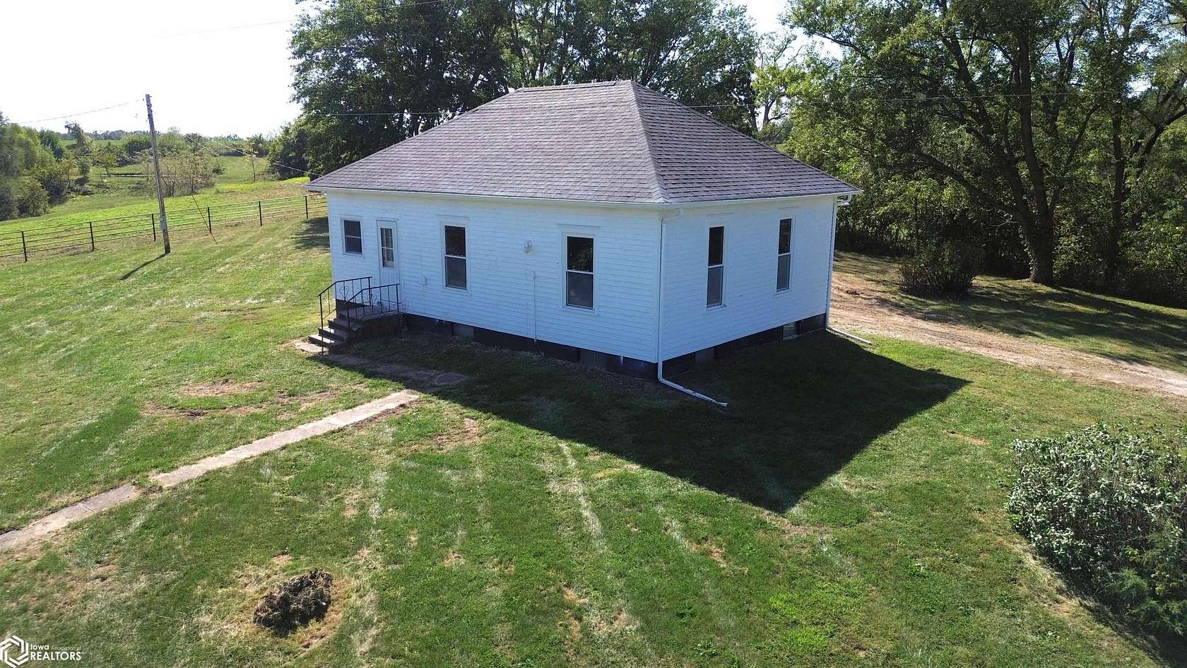 109 Acres of Land with Home for Sale in Bloomfield, Iowa