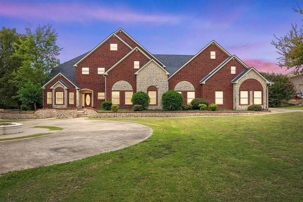 3 Acres of Residential Land with Home for Sale in Van Alstyne, Texas