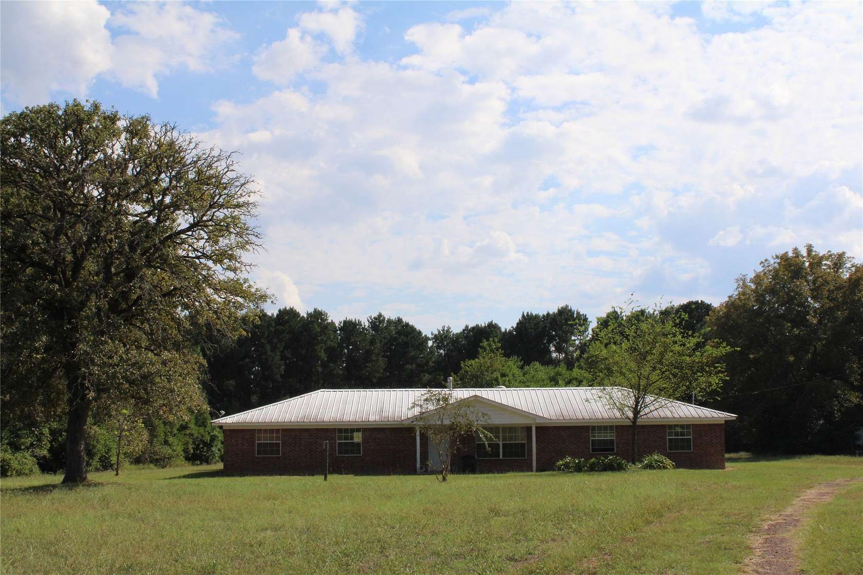 38 Acres of Land with Home for Sale in Jacksonville, Texas
