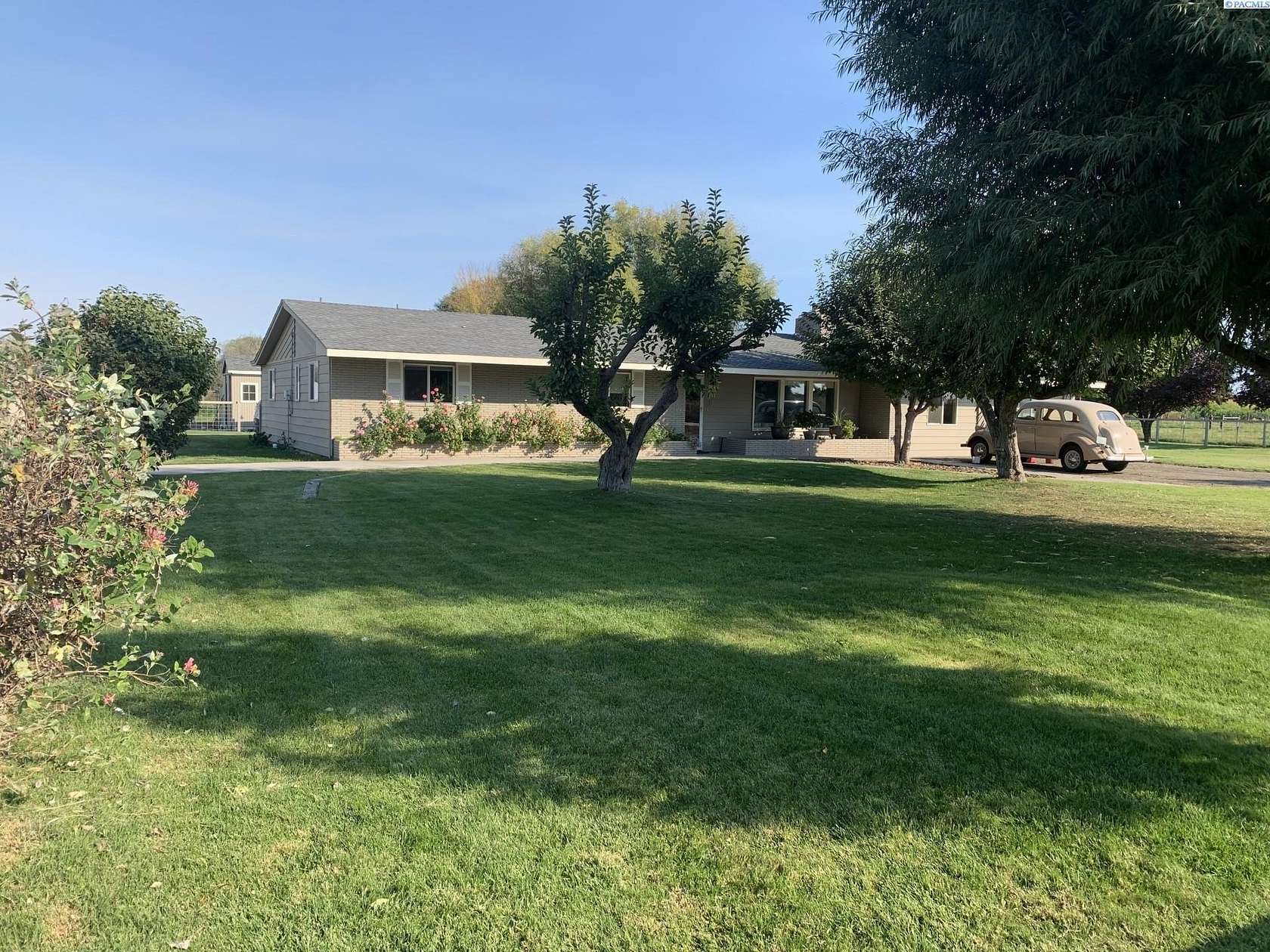 2.79 Acres of Residential Land with Home for Sale in Grandview, Washington