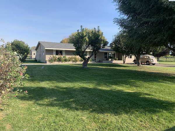 2.79 Acres of Residential Land with Home for Sale in Grandview, Washington