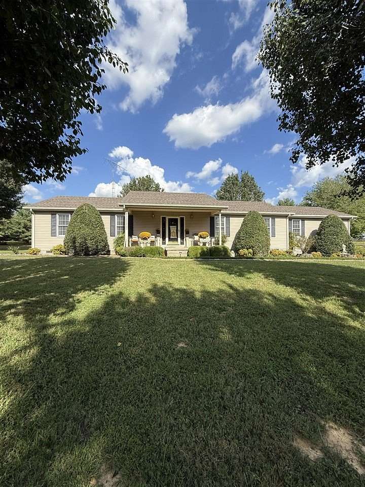 2 Acres of Residential Land with Home for Sale in Bowling Green, Kentucky