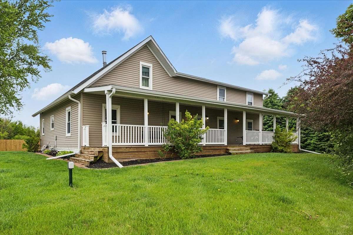 0.98 Acres of Residential Land with Home for Sale in Clarinda, Iowa