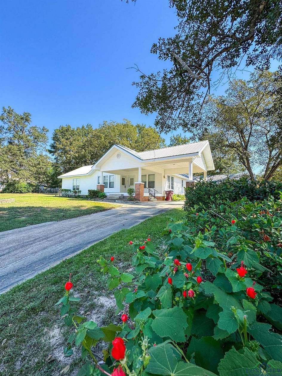 3.5 Acres of Residential Land with Home for Sale in Atlanta, Texas