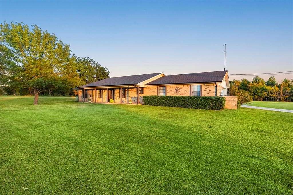 2 Acres of Residential Land with Home for Sale in Malakoff, Texas