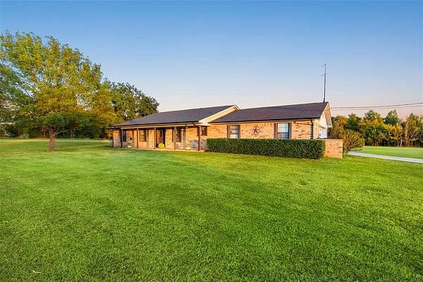 2 Acres of Residential Land with Home for Sale in Malakoff, Texas