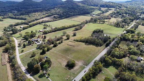 5.7 Acres of Residential Land for Auction in Bethpage, Tennessee