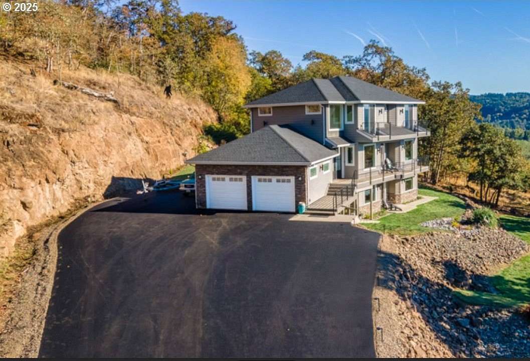 1.82 Acres of Residential Land with Home for Sale in Kelso, Washington