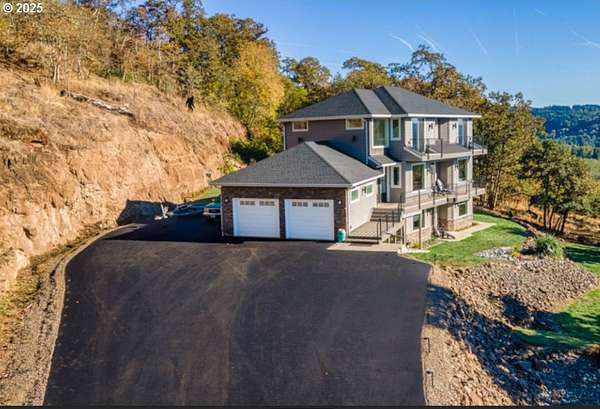 1.82 Acres of Residential Land with Home for Sale in Kelso, Washington