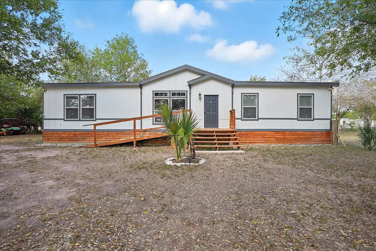 2.34 Acres of Improved Mixed-Use Land for Sale in George West, Texas