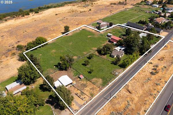 5.25 Acres of Residential Land with Home for Sale in Umatilla, Oregon