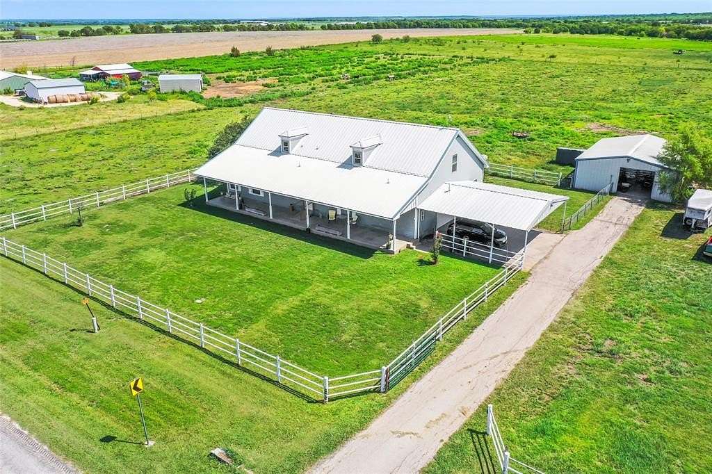 6 Acres of Residential Land with Home for Sale in Itasca, Texas