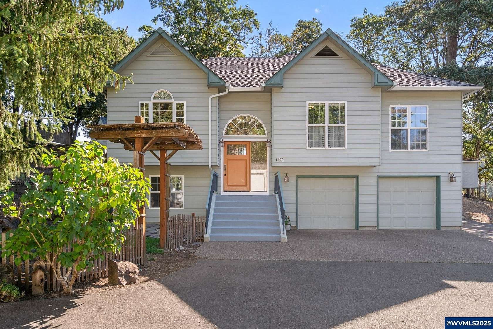 1.64 Acres of Residential Land with Home for Sale in Jefferson, Oregon