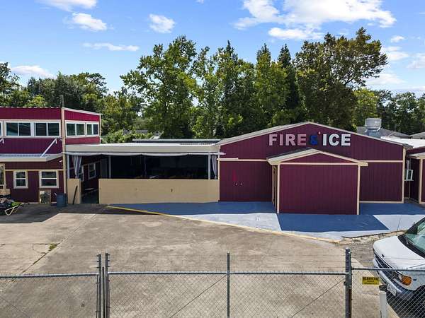 1.5 Acres of Improved Commercial Land for Sale in Lumberton, Texas