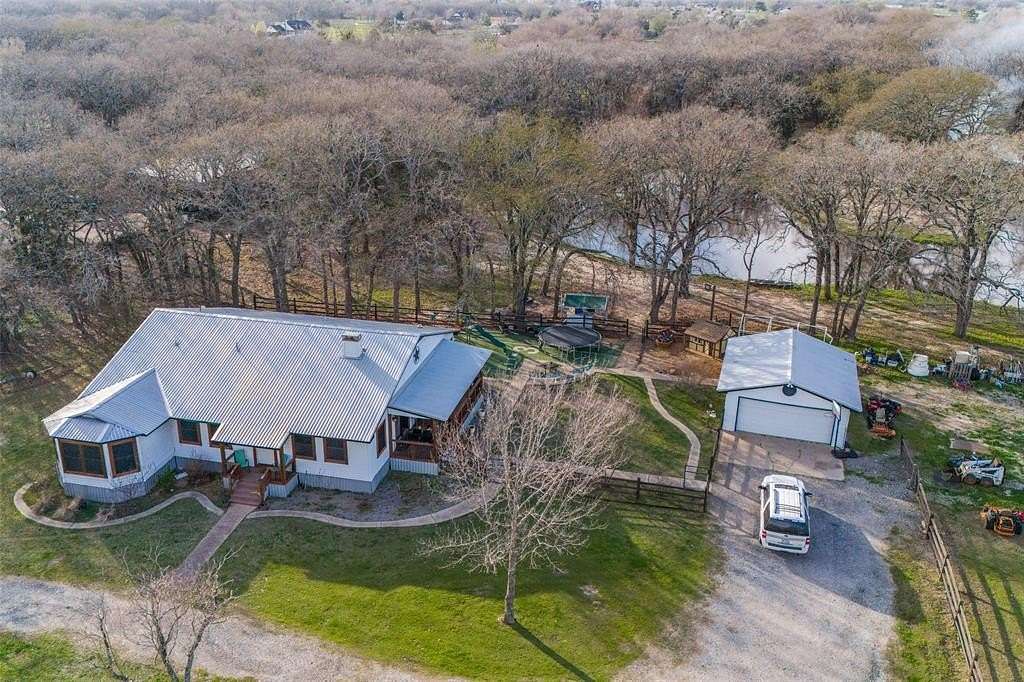 2.58 Acres of Residential Land with Home for Lease in Terrell, Texas