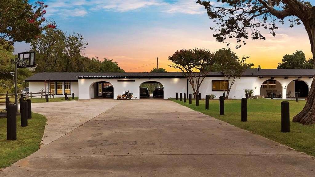 25 Acres of Agricultural Land with Home for Sale in Boyd, Texas