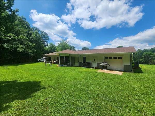 8.9 Acres of Residential Land with Home for Lease in Ararat, Virginia