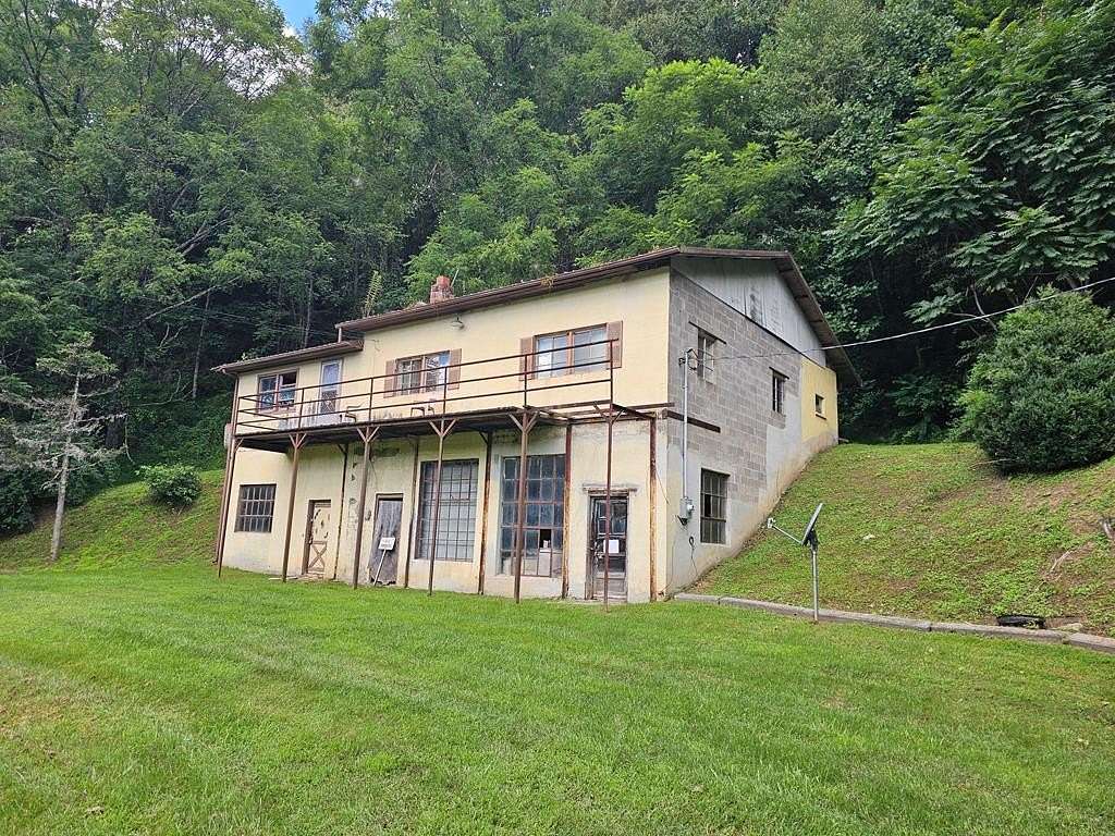 6.6 Acres of Residential Land with Home for Sale in Woodlawn, Virginia