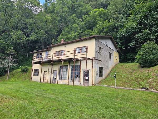 6.6 Acres of Residential Land with Home for Sale in Woodlawn, Virginia