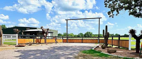 18 Acres of Land with Home for Sale in Valley View, Texas