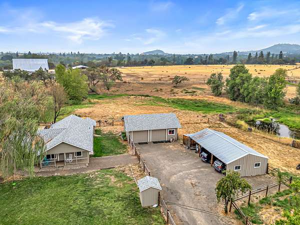 2.64 Acres of Residential Land with Home for Sale in Eagle Point, Oregon