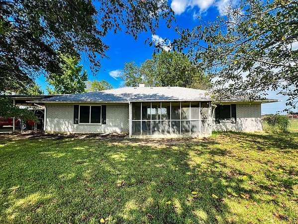 3.66 Acres of Residential Land with Home for Sale in Paris, Texas