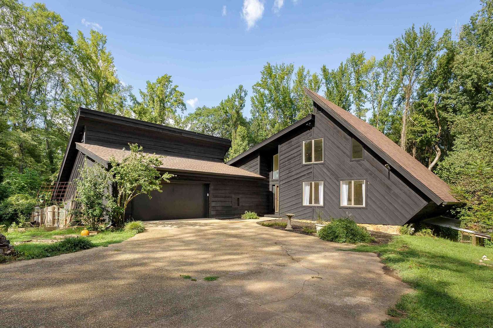 11.9 Acres of Land with Home for Sale in Muscle Shoals, Alabama